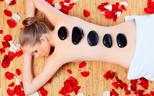 massage bằng năng lượng đá nóng