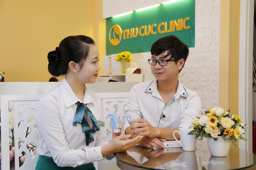 Chuyên viên Thu Cúc Clinics đang hướng dẫn khách hàng cách chăm sóc da sau khi điều trị.