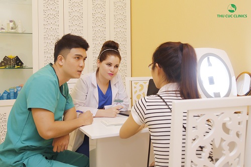 Chuyên gia Thu Cúc Clinics đang thăm khám và tư vấn về dịch vụ trị mụn cho khách hàng.