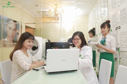 Bác sĩ công nghệ cao của Thu Cúc Clinics tư vấn cho khách hàng về liệu trình trị mụn bằng công nghệ Blue Light.