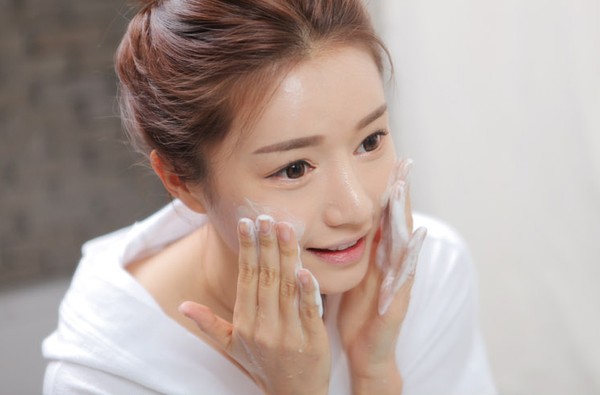 Làm sạch da mặt là bước chăm sóc da quan trọng